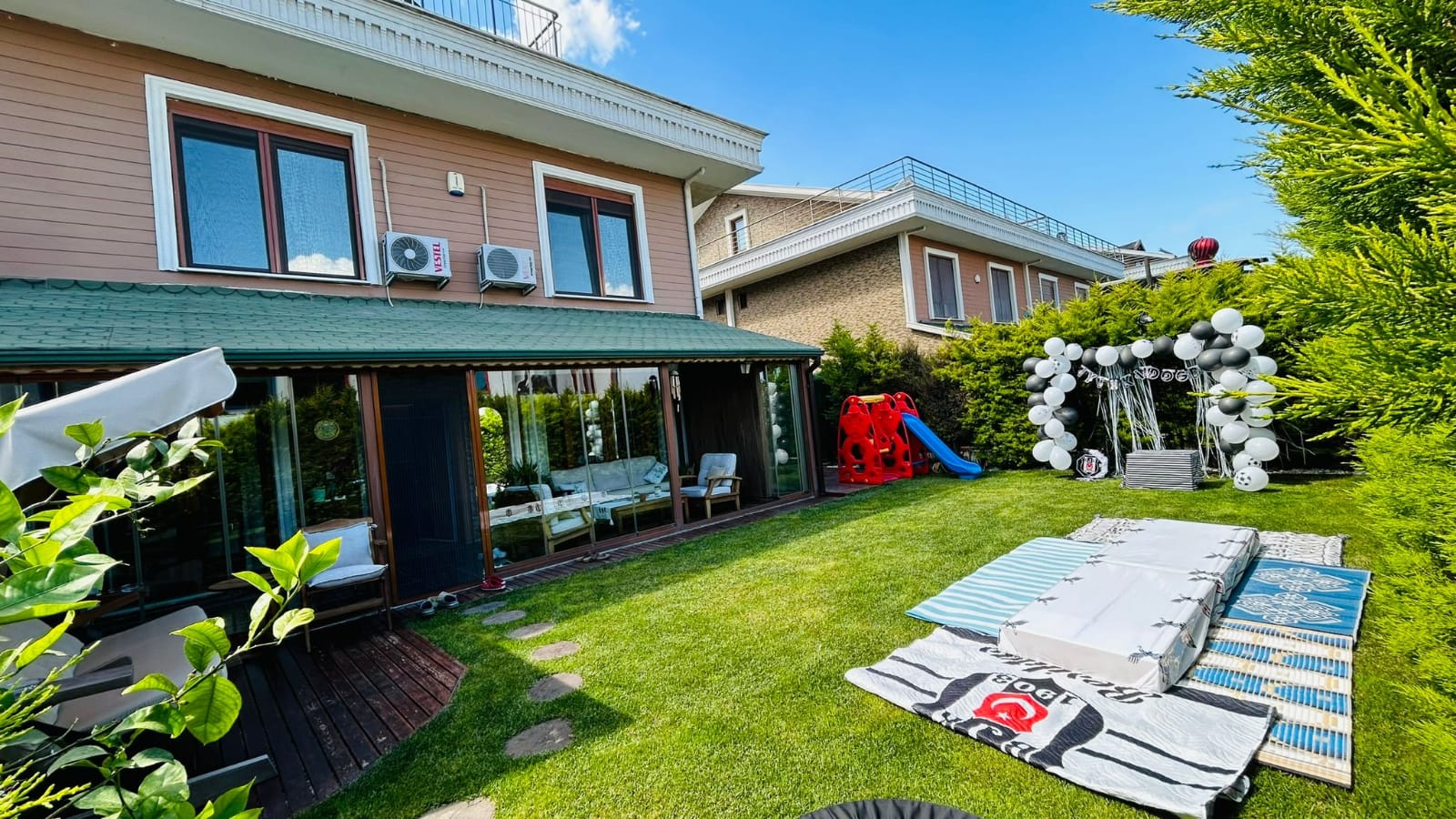 فيلا جديدة مطلة على البحر، تدفئة تحت الأرضية وحديقة كبيرة