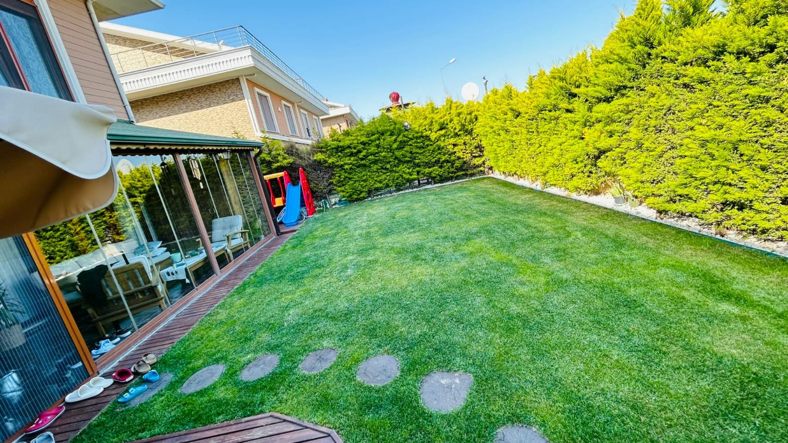 فيلا جديدة مطلة على البحر، تدفئة تحت الأرضية وحديقة كبيرة