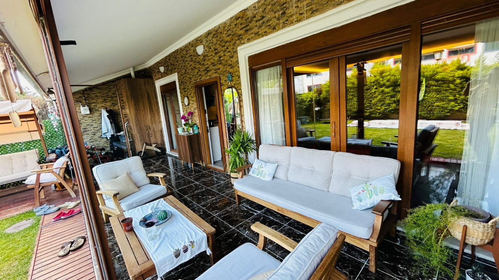 فيلا جديدة مطلة على البحر، تدفئة تحت الأرضية وحديقة كبيرة