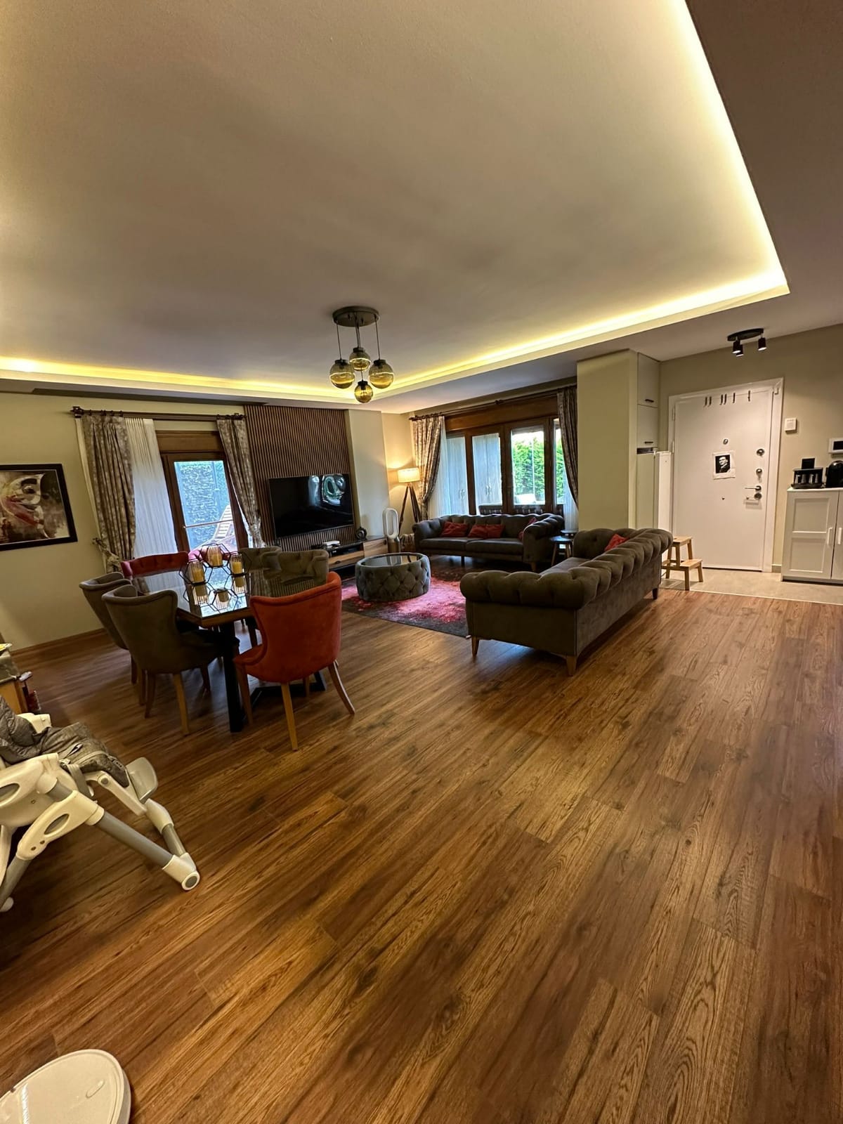 فيلا جديدة مطلة على البحر، تدفئة تحت الأرضية وحديقة كبيرة