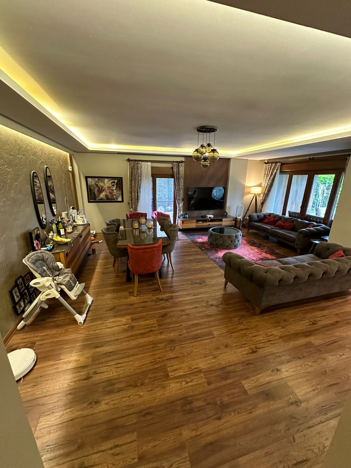 فيلا جديدة مطلة على البحر، تدفئة تحت الأرضية وحديقة كبيرة