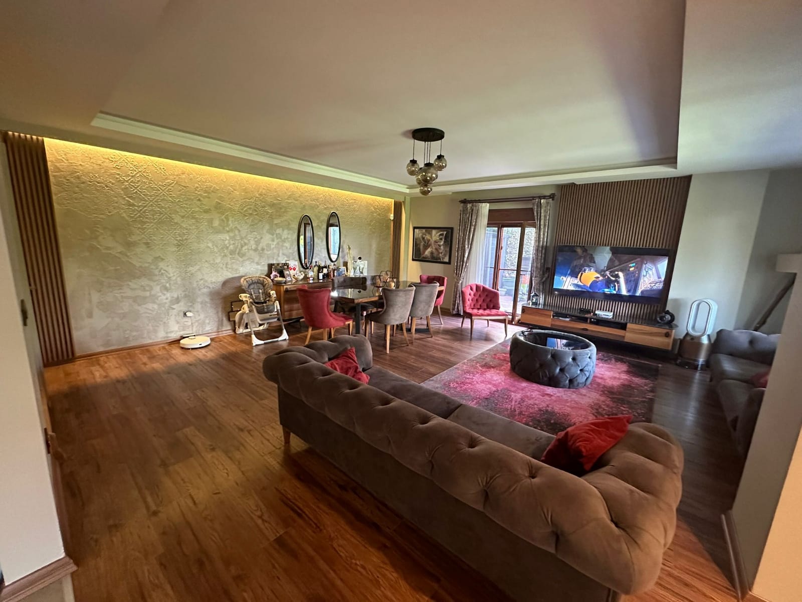 فيلا جديدة مطلة على البحر، تدفئة تحت الأرضية وحديقة كبيرة