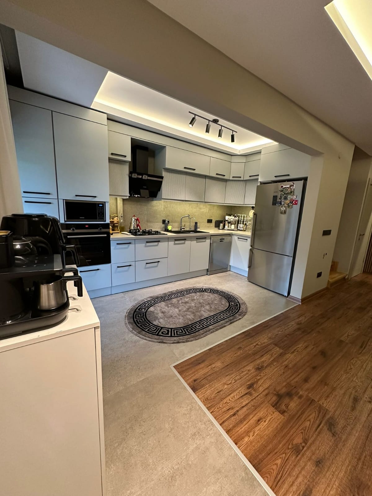 فيلا جديدة مطلة على البحر، تدفئة تحت الأرضية وحديقة كبيرة