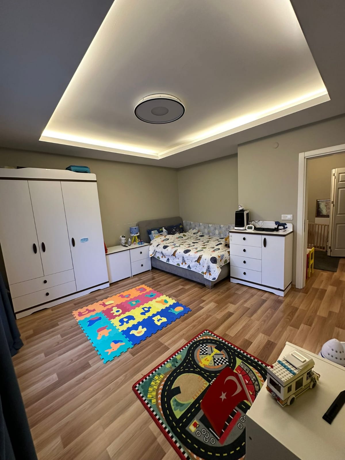 فيلا جديدة مطلة على البحر، تدفئة تحت الأرضية وحديقة كبيرة