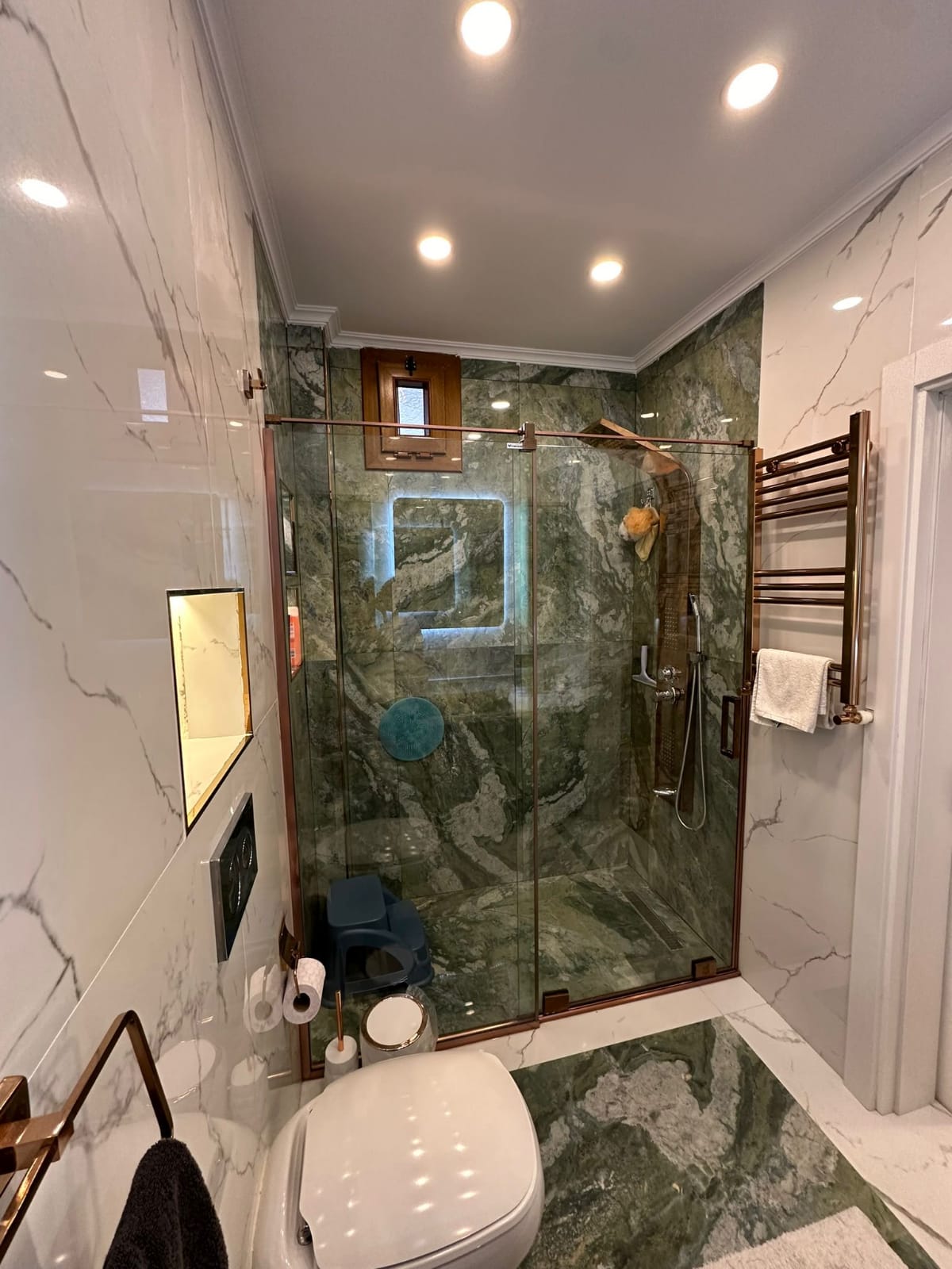 فيلا جديدة مطلة على البحر، تدفئة تحت الأرضية وحديقة كبيرة