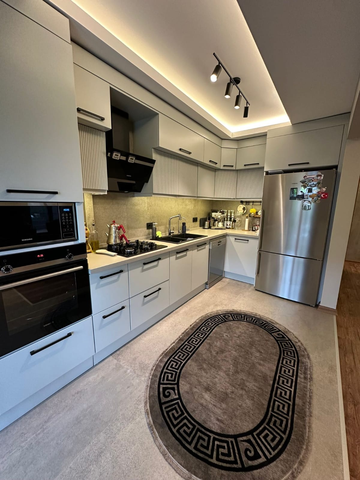 فيلا جديدة مطلة على البحر، تدفئة تحت الأرضية وحديقة كبيرة