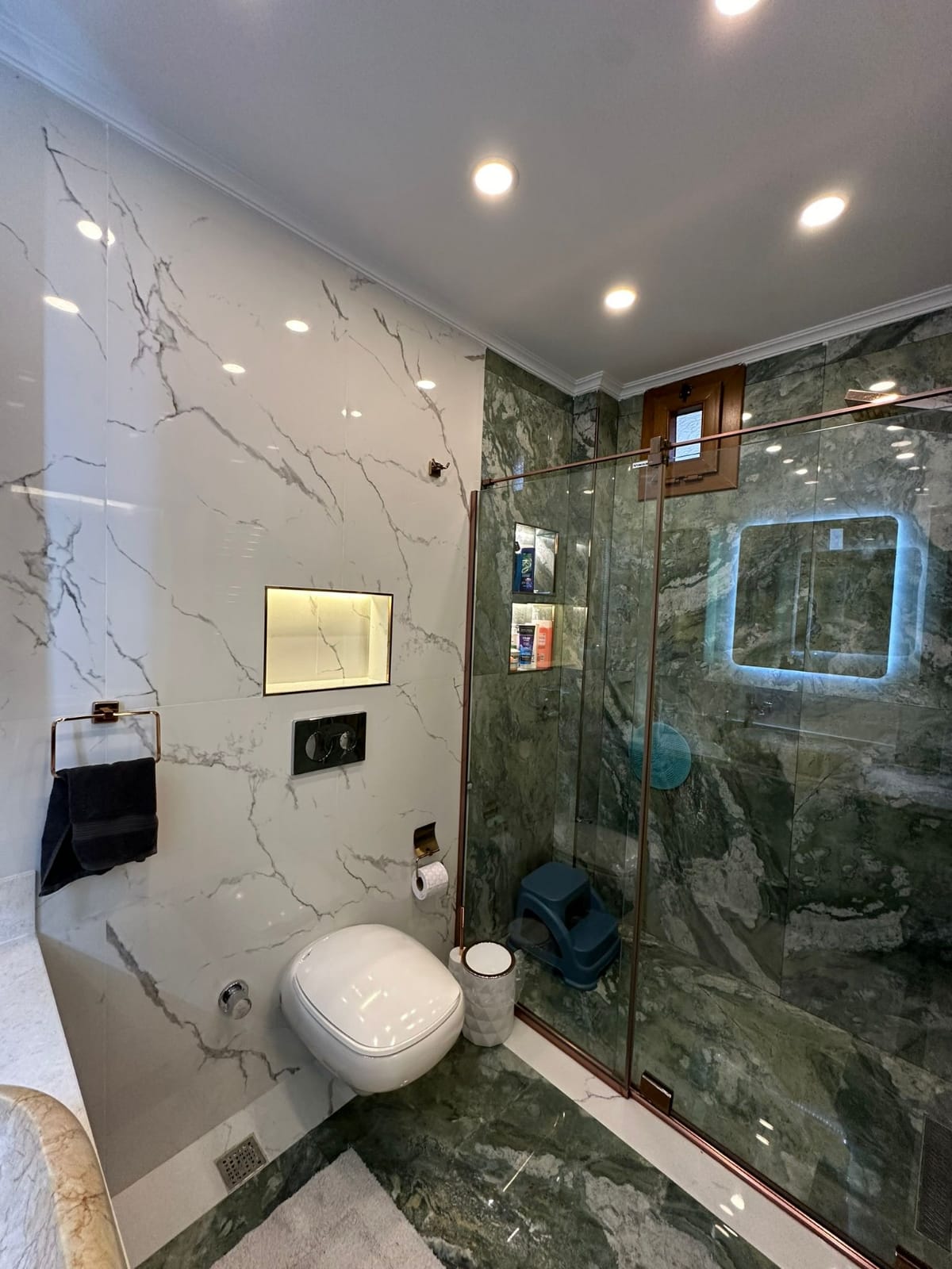 فيلا جديدة مطلة على البحر، تدفئة تحت الأرضية وحديقة كبيرة