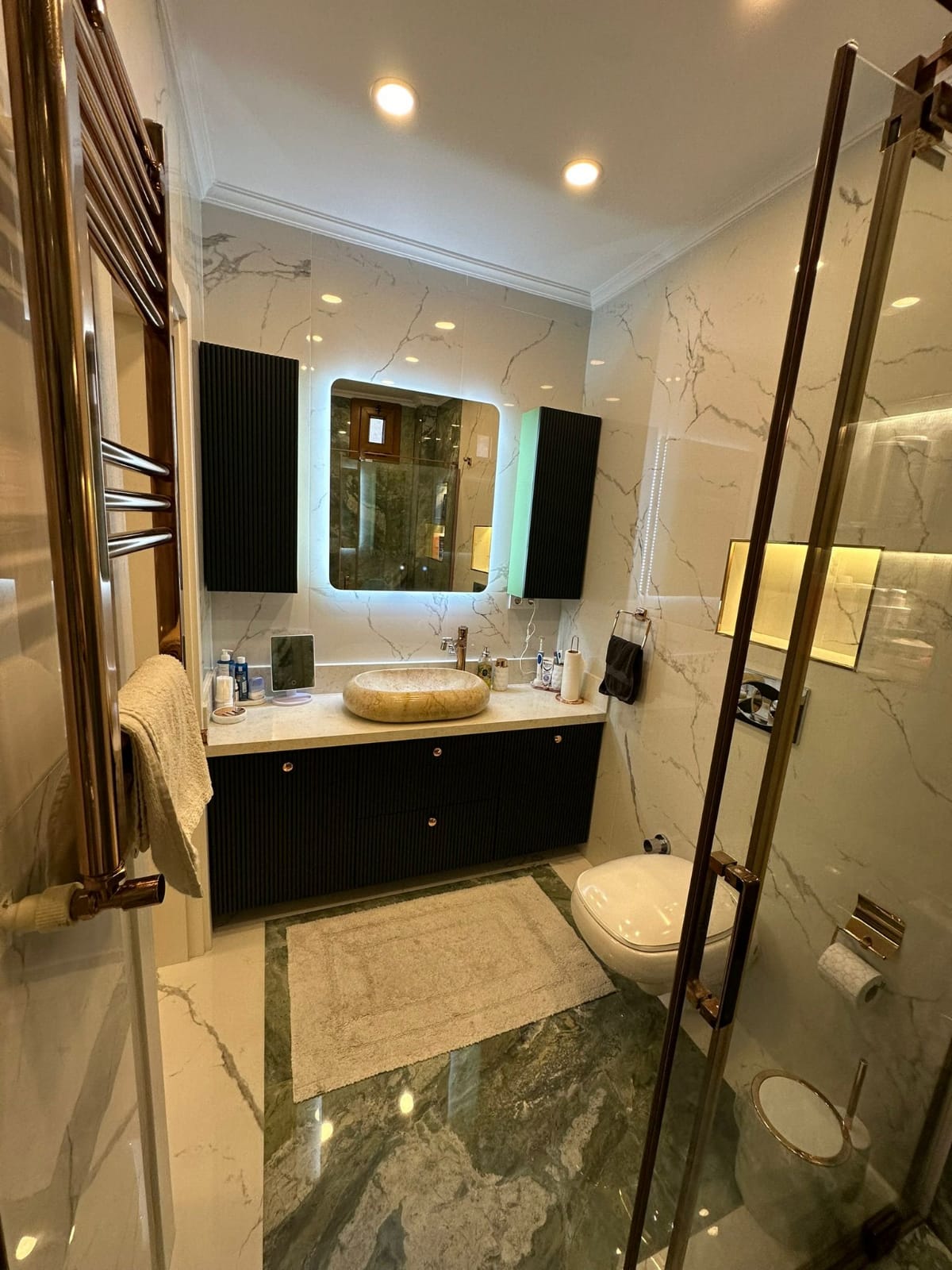 فيلا جديدة مطلة على البحر، تدفئة تحت الأرضية وحديقة كبيرة