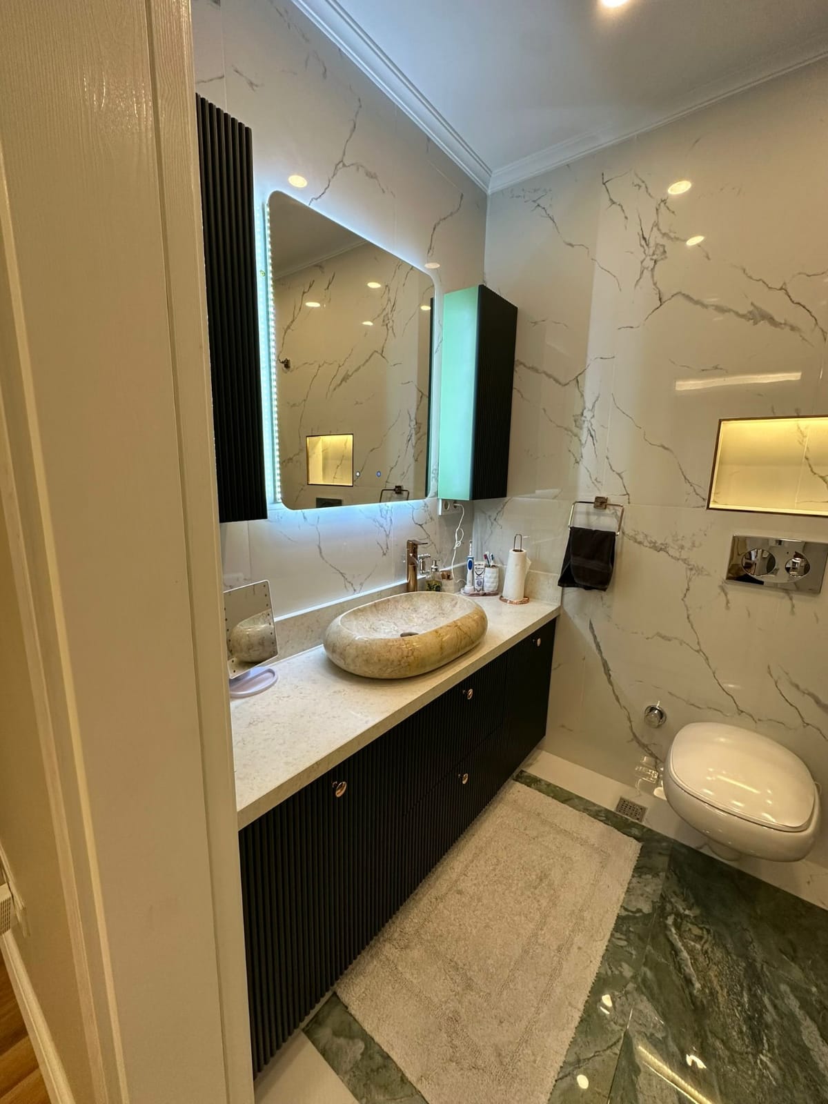 فيلا جديدة مطلة على البحر، تدفئة تحت الأرضية وحديقة كبيرة