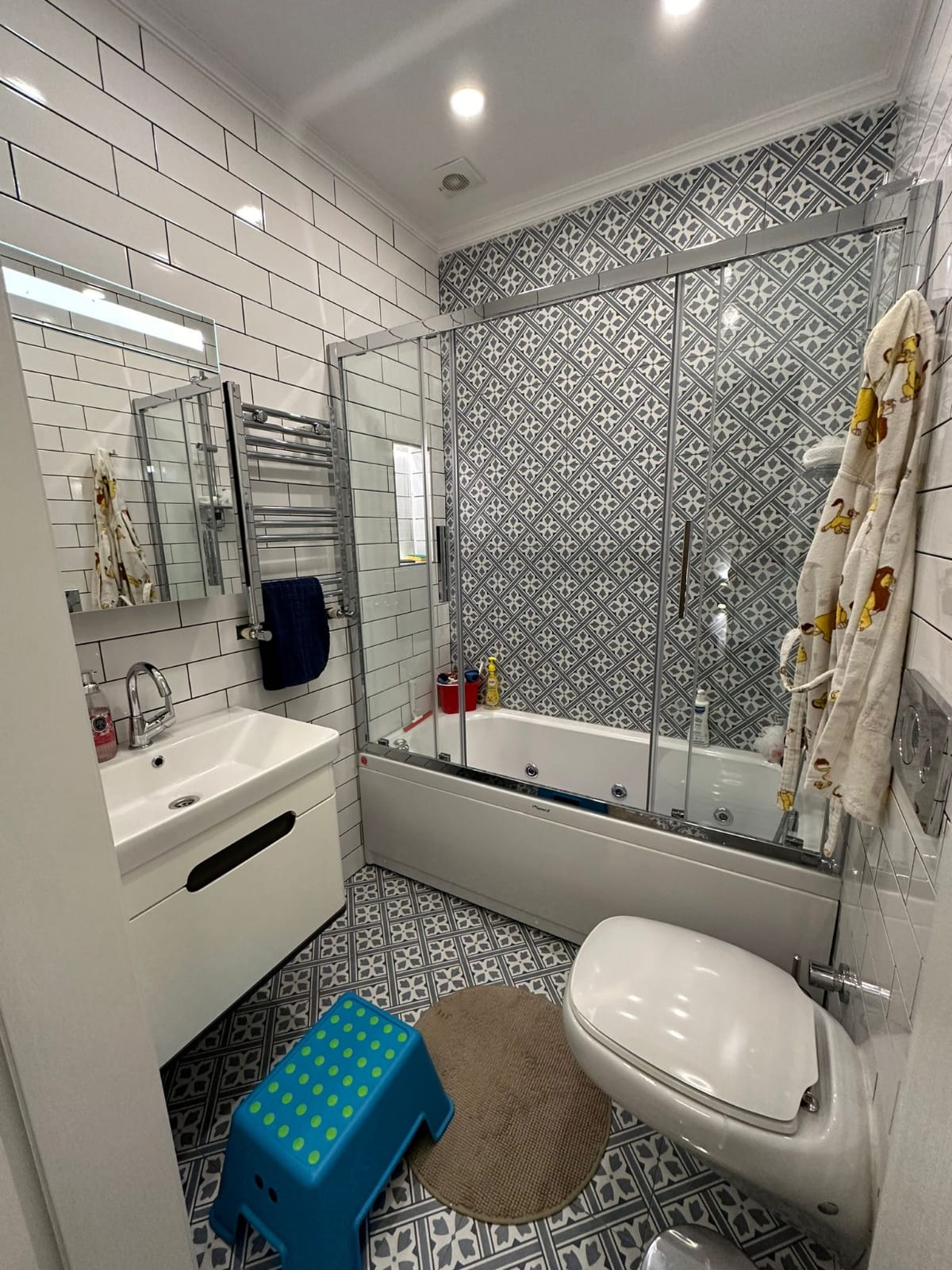 فيلا جديدة مطلة على البحر، تدفئة تحت الأرضية وحديقة كبيرة