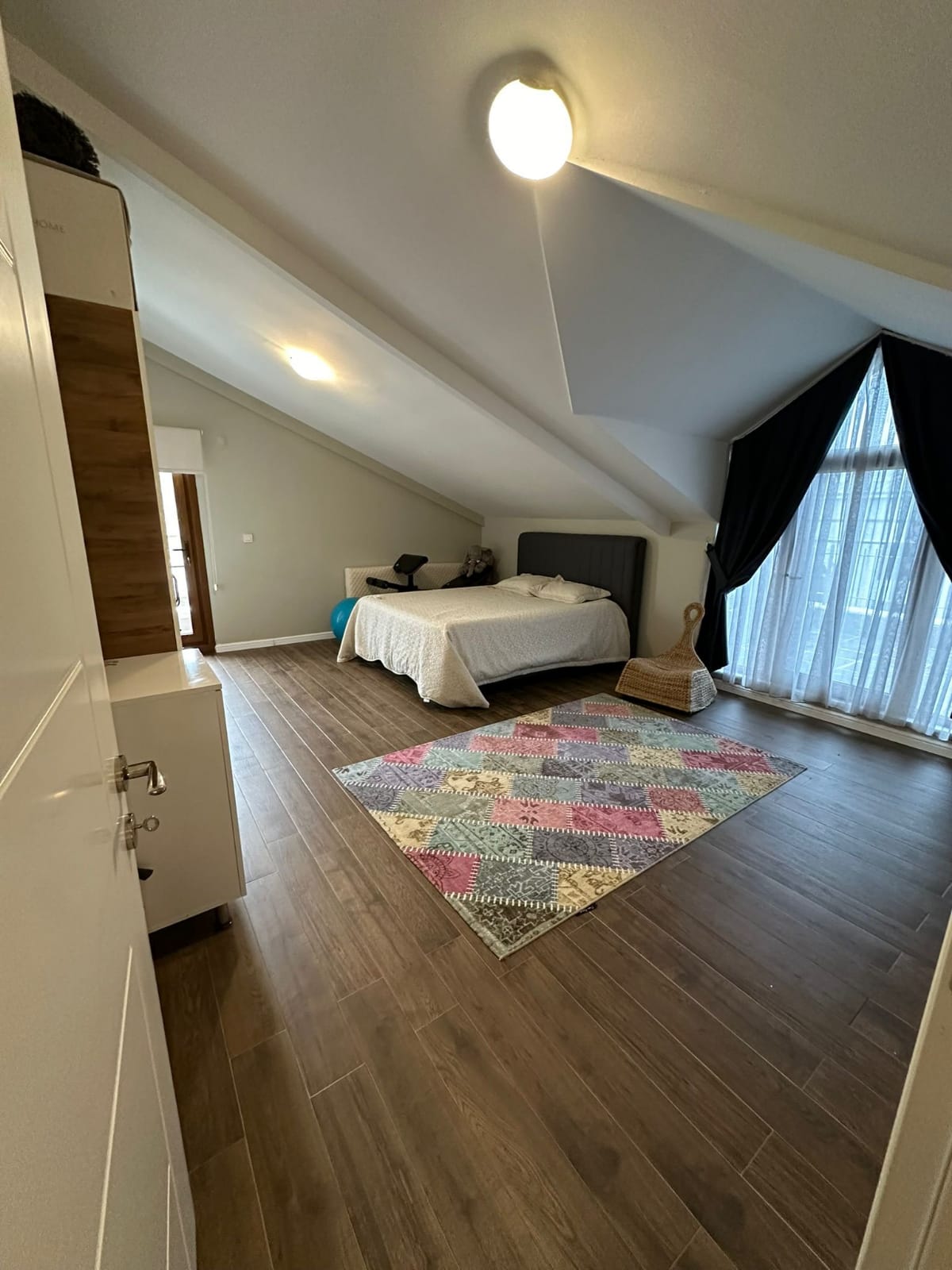 فيلا جديدة مطلة على البحر، تدفئة تحت الأرضية وحديقة كبيرة