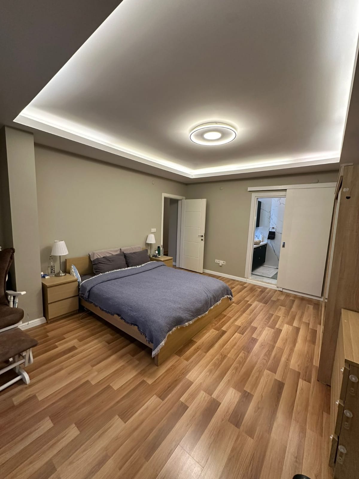 فيلا جديدة مطلة على البحر، تدفئة تحت الأرضية وحديقة كبيرة