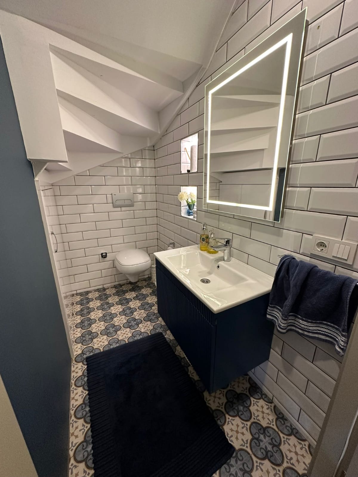 فيلا جديدة مطلة على البحر، تدفئة تحت الأرضية وحديقة كبيرة