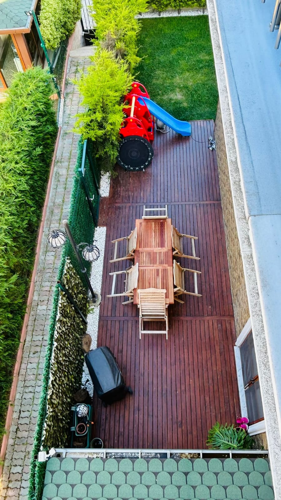 فيلا جديدة مطلة على البحر، تدفئة تحت الأرضية وحديقة كبيرة