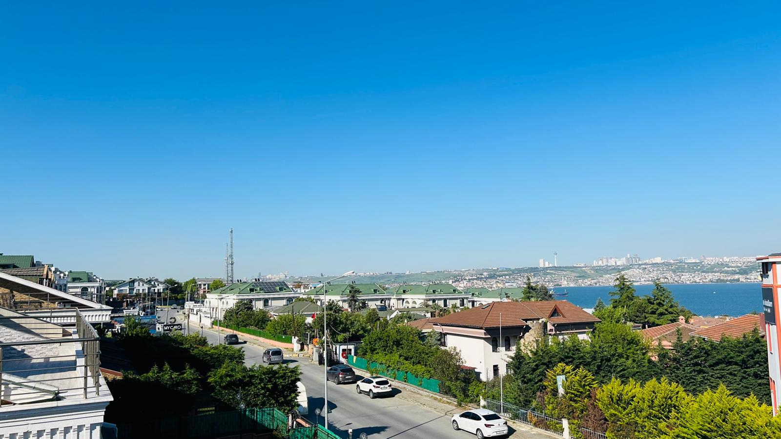 فيلا جديدة مطلة على البحر، تدفئة تحت الأرضية وحديقة كبيرة