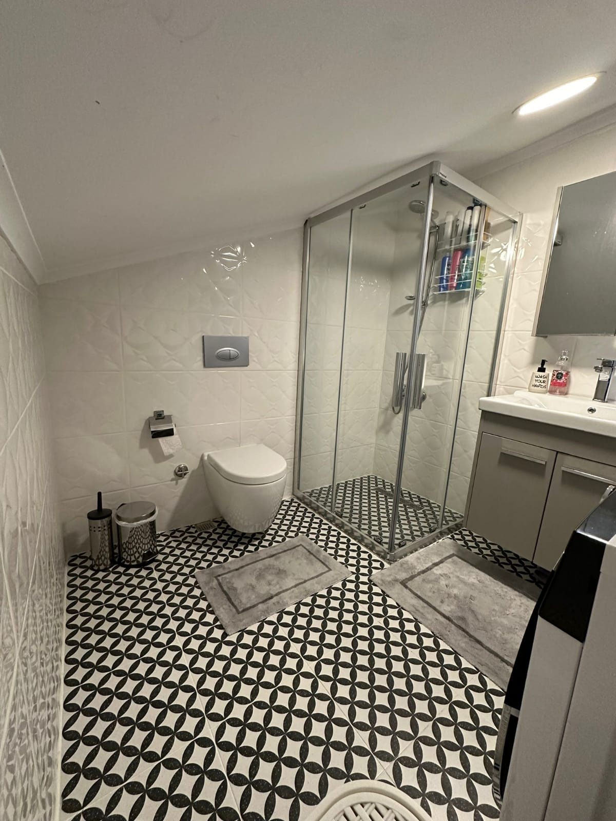 فيلا جديدة مطلة على البحر، تدفئة تحت الأرضية وحديقة كبيرة