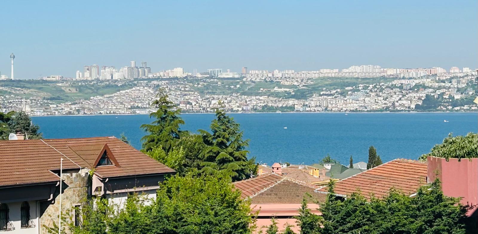 فيلا جديدة مطلة على البحر، تدفئة تحت الأرضية وحديقة كبيرة