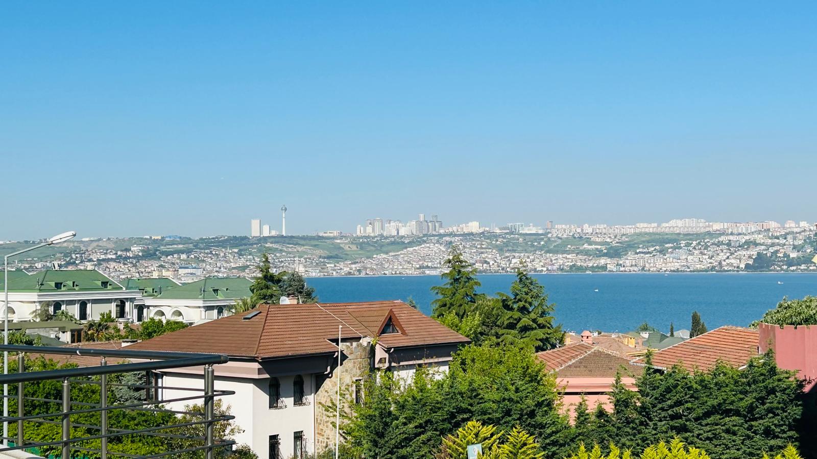 فيلا جديدة مطلة على البحر، تدفئة تحت الأرضية وحديقة كبيرة